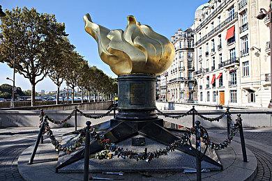 国产悬疑恐怖《吃香》试玩推出，新预告展示丰富场景